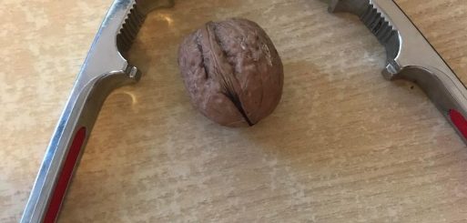 колоть орехи