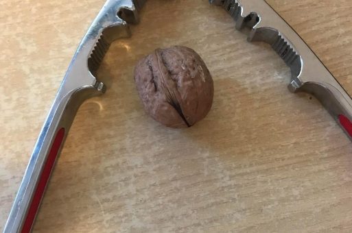 колоть орехи