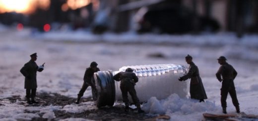 солдаты катят солонку