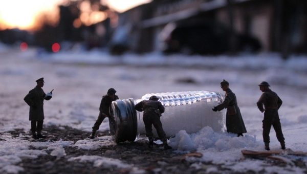 солдаты катят солонку