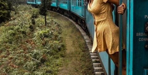 девушка в платье на поезде