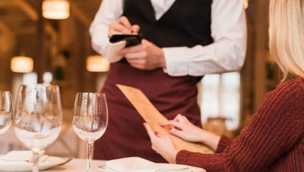 официант в ресторане