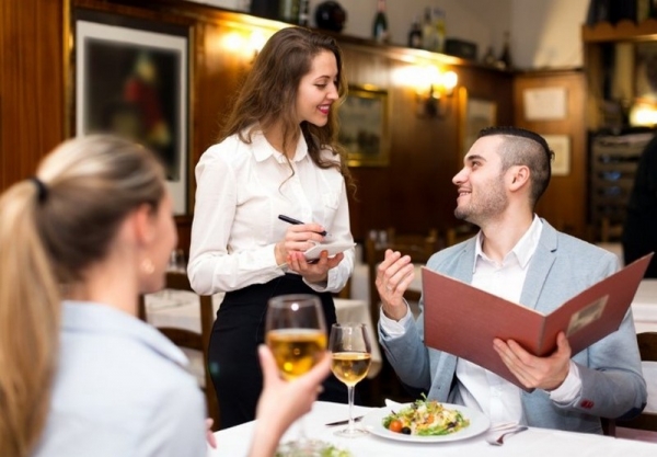 Уловки официантов, которые заставляют гостей платить больше2