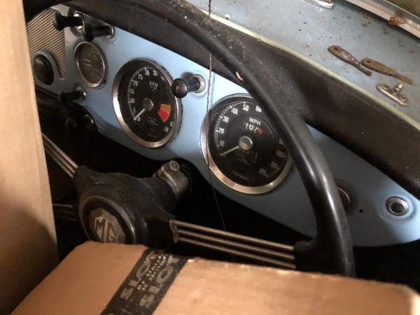 Похороненное сокровище: MG roadster 1960 года выпуска 20 лет простоял под кучей мусора в гараже3