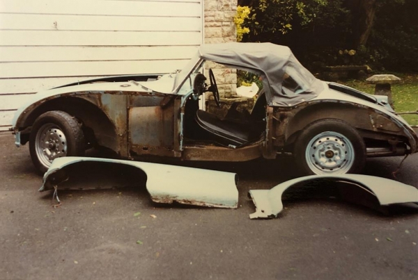 Похороненное сокровище: MG roadster 1960 года выпуска 20 лет простоял под кучей мусора в гараже7