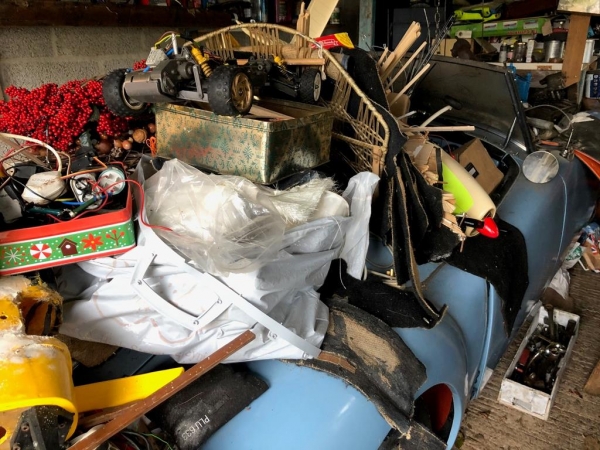 Похороненное сокровище: MG roadster 1960 года выпуска 20 лет простоял под кучей мусора в гараже2