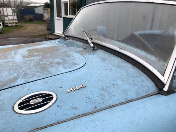 Похороненное сокровище: MG roadster 1960 года выпуска 20 лет простоял под кучей мусора в гараже5