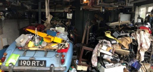 ретро автомобиль под кучей мусора