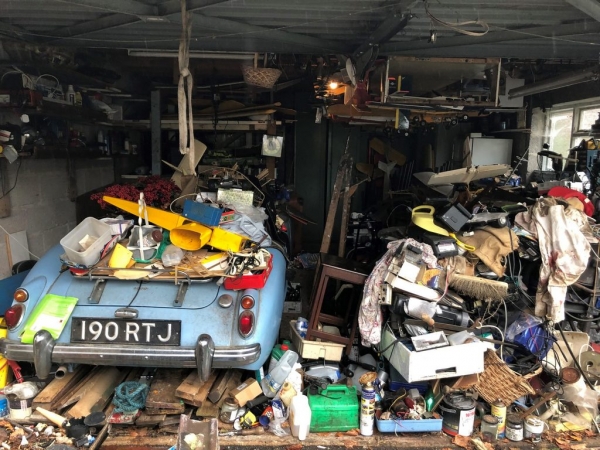 Похороненное сокровище: MG roadster 1960 года выпуска 20 лет простоял под кучей мусора в гараже1