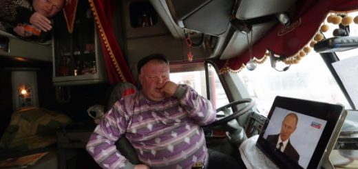 дальнобойщики смотрят телек в машине