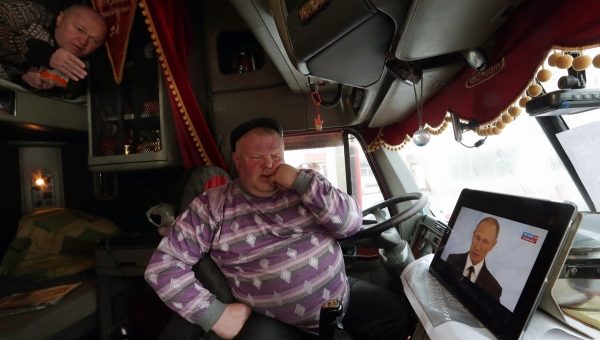 дальнобойщики смотрят телек в машине