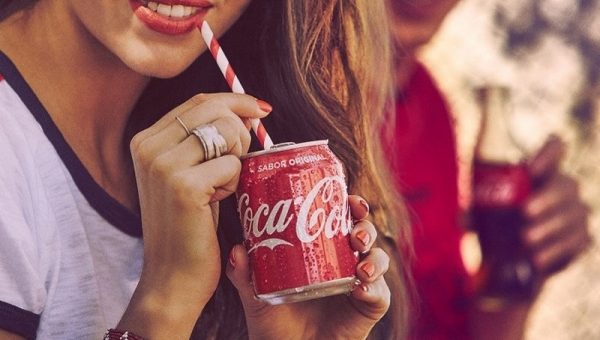 девушка с колой